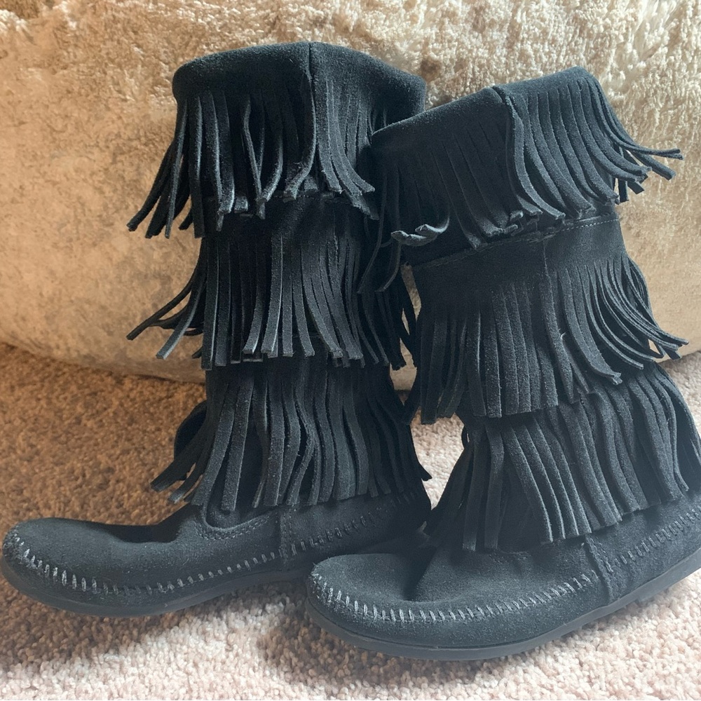 MINNETONKA FRINGE BOOTS size 8